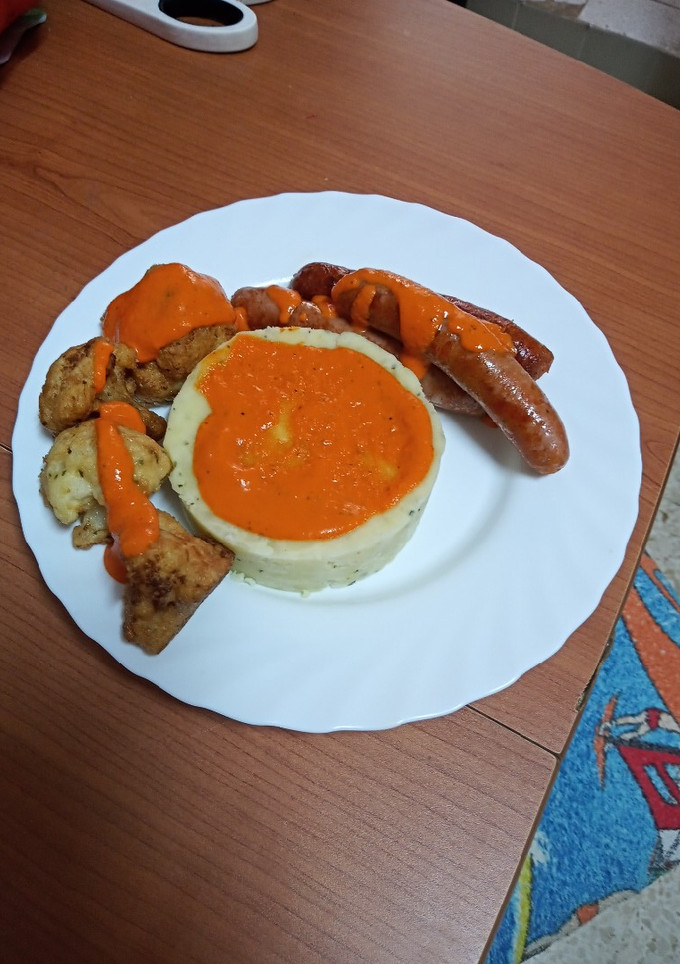 Una foto de Coliflor rebozada con puré de papas, longaniza y mojo