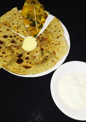 પાલક પરાઠા (Spinach Paratha Recipe In Gujarati) રેસીપી મુખ્ય ફોટો