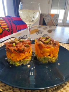 Una foto de Tartar de salmón, aguacate y mango