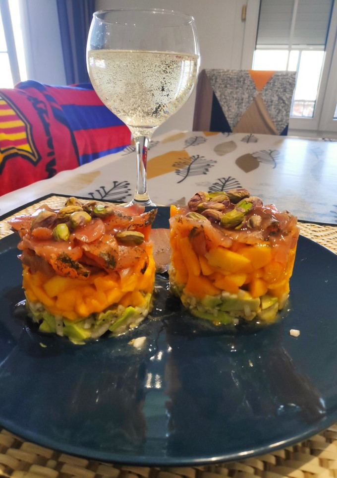 Una foto de Tartar de salmón, aguacate y mango