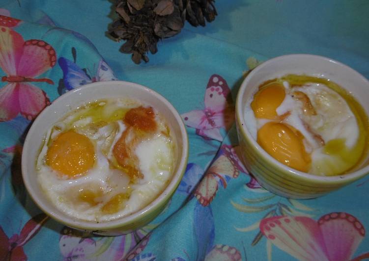 Delicious Baked Eggs, Tomatoes &amp; Smoked Scamorza Cheese