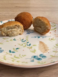 Una foto de Croquetas de queso y cebolla caramelizada