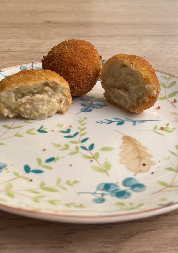 Una foto de Croquetas de queso y cebolla caramelizada