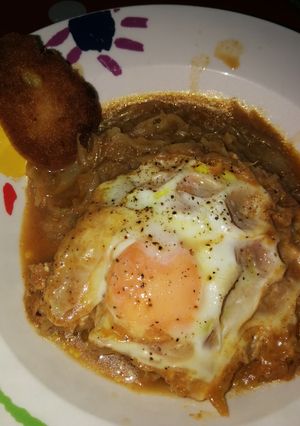 Una foto de Cocido de Col con Cebolla y Huevos 🌱vegetariana