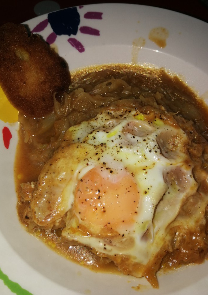 Una foto de Cocido de Col con Cebolla y Huevos 🌱vegetariana