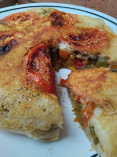 Una foto de "tarta"🥧 con masa de yuca🥔🍠 y relleno de vegetales🥙🥗🥘