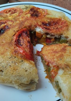 Una foto de "tarta"🥧 con masa de yuca🥔🍠 y relleno de vegetales🥙🥗🥘