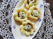 Una foto di pasta funghi, speck e