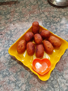 A picture of Salad rava rolls.