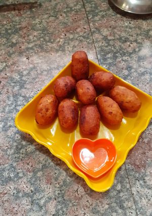 A picture of Salad rava rolls.