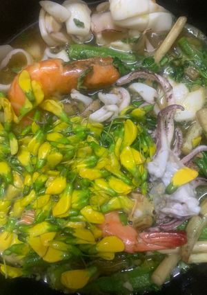 Hình của món Canh chua bông điên điển ngó sen nấu cùng tôm mực.