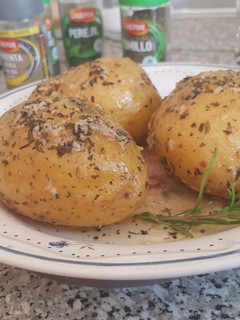 Una foto de Patatas Asadas al aroma de vino blanco
