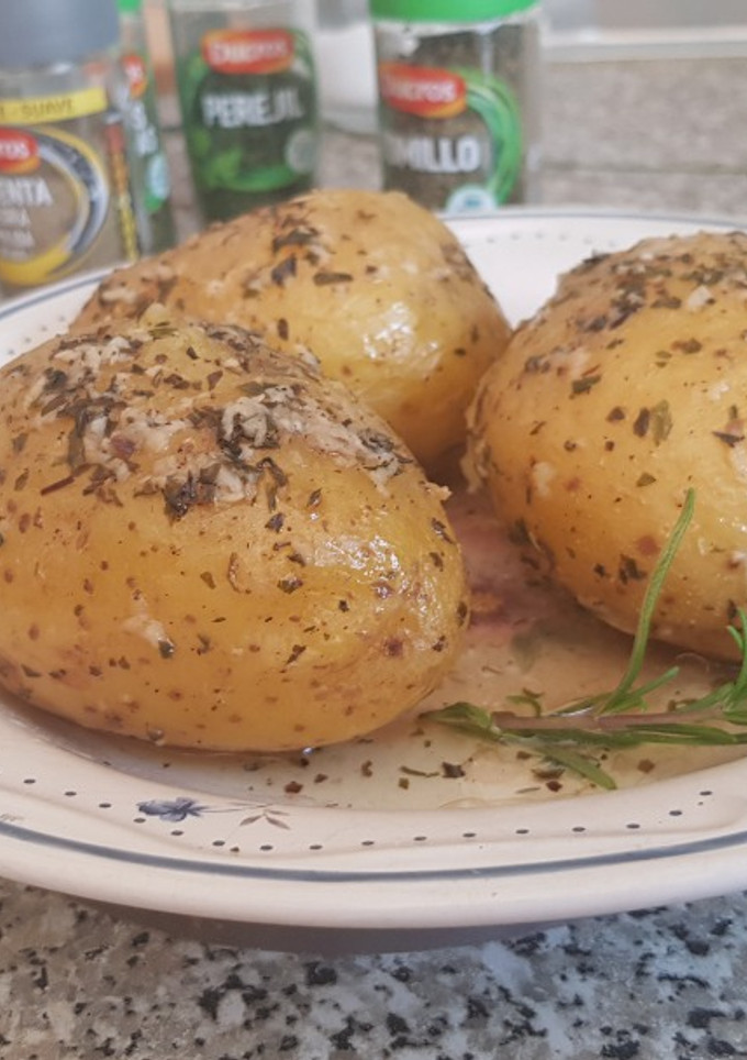 Una foto de Patatas Asadas al aroma de vino blanco