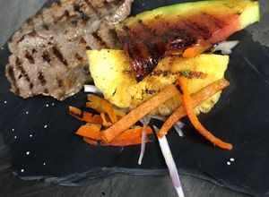 Una foto de Ojo de bife y frutas parrilladas