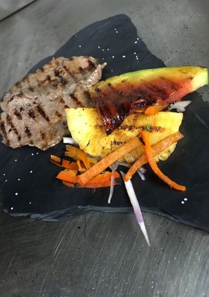 Una foto de Ojo de bife y frutas parrilladas