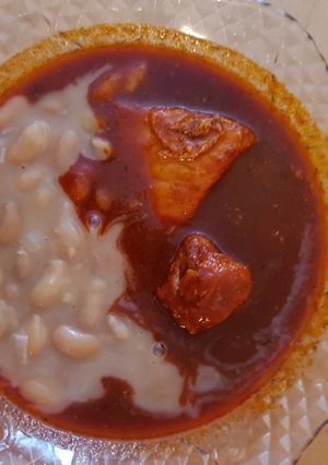 Una foto de Carne de puerco en chile guajillo