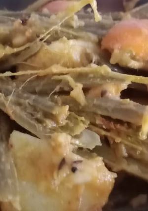 સરગવાની શીંગ બટાકા નું શાક(Saragva Shing Bataka Shak Recipe In Gujarati) રેસીપી મુખ્ય ફોટો