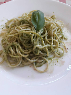 Una foto de Tallarines al pesto con crema
