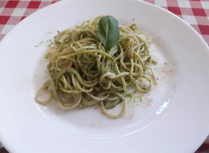 Una foto de Tallarines al pesto con crema