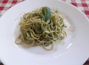 Una foto de Tallarines al pesto con crema