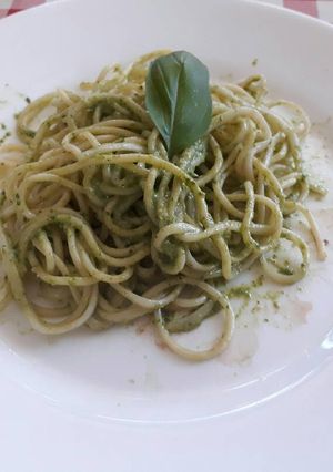 Una foto de Tallarines al pesto con crema