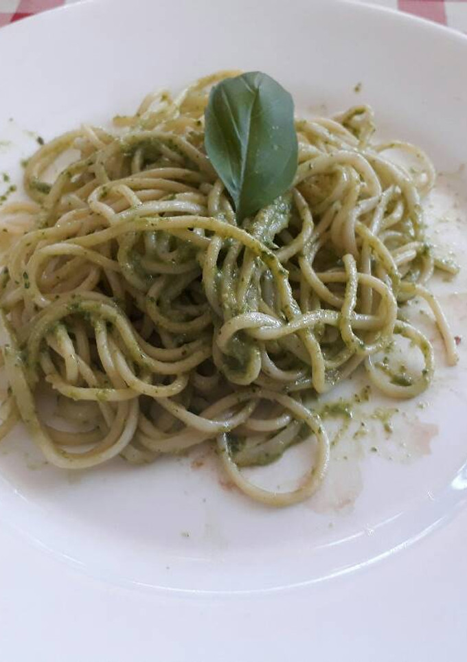 Una foto de Tallarines al pesto con crema