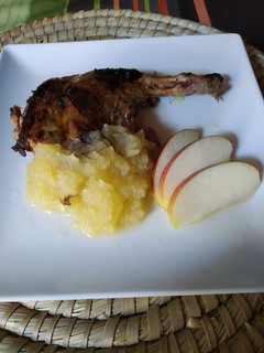 Una foto de Conejo plancha con miel, mostaza y puré de manzana