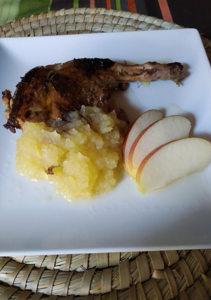 Una foto de Conejo plancha con miel, mostaza y puré de manzana