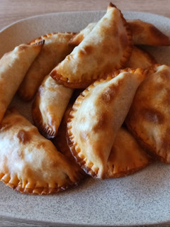 Una foto de Empanadillas de atún, tomate frito y huevo cocido