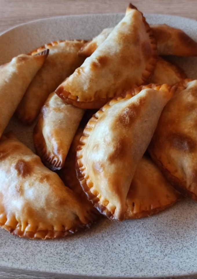 Una foto de Empanadillas de atún, tomate frito y huevo cocido