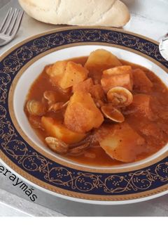Una foto de Patatas con sepia y almejas