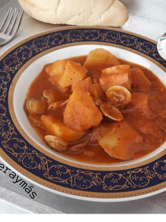 Una foto de Patatas con sepia y almejas
