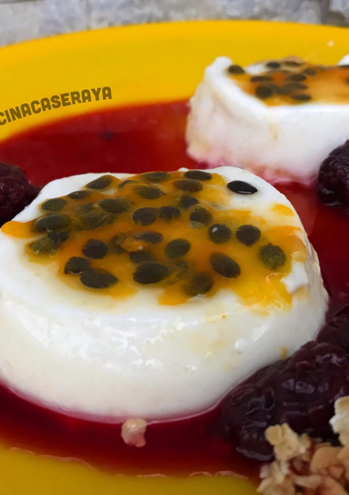 Una foto de Panna Cotta de yogurt y Maracuyá light fit y Saludable. Ig; @cocinacaseraya