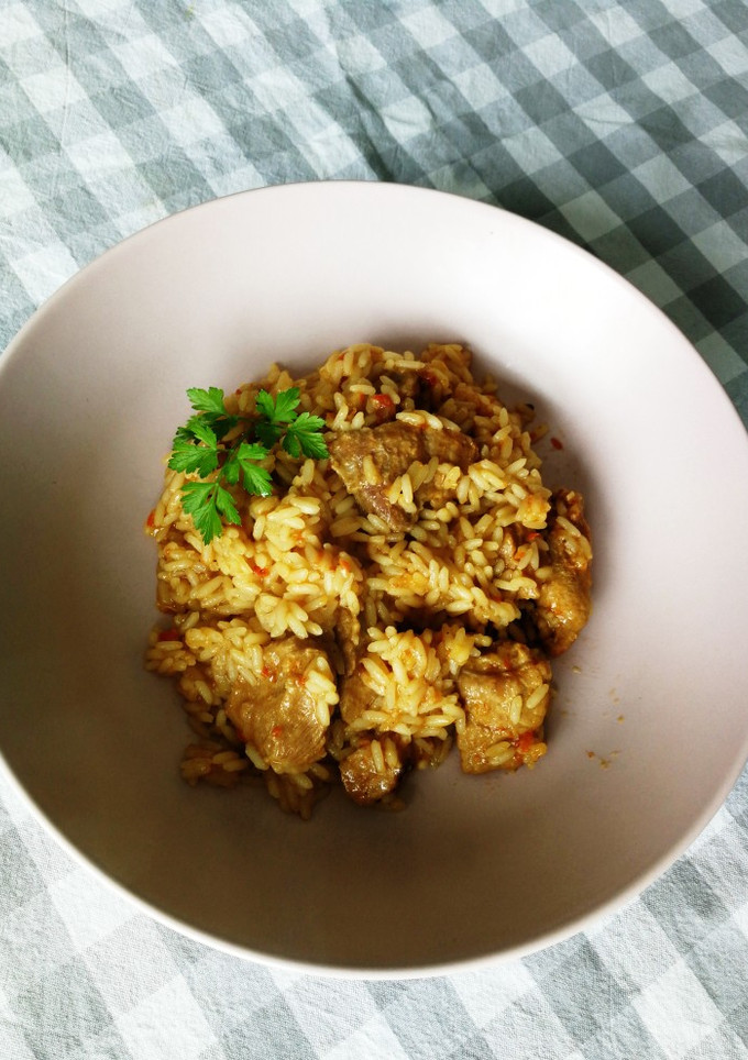 Una foto de Arroz con carne de cerdo🥘