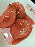 Peras confitadas en almibiar de fresas y canela
