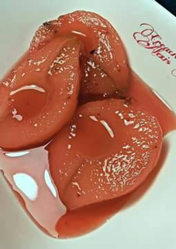 Una foto de Peras confitadas en almibiar de fresas y canela