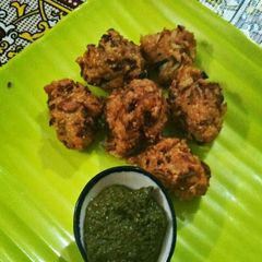 A picture of Maggi and onion pakoda.