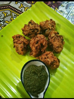 A picture of Maggi and onion pakoda.