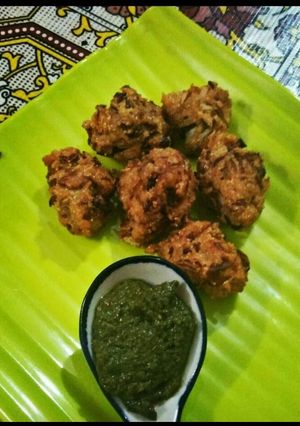 A picture of Maggi and onion pakoda.