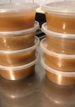 Une photo de Bouillon de crevettes sauvages aux herbes aromatiques du jardin