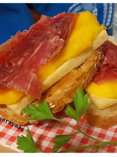 Una foto de Tosta de mango y jamón
