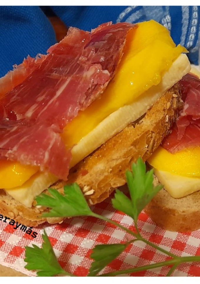 Una foto de Tosta de mango y jamón
