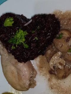 صورة لوصفة أرز أسود بالفطر والدجاج