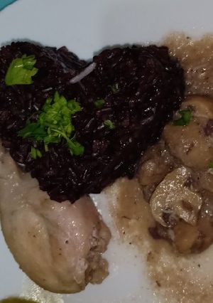 صورة لوصفة أرز أسود بالفطر والدجاج