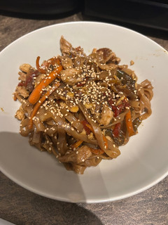 Una foto de Noodles con pollo