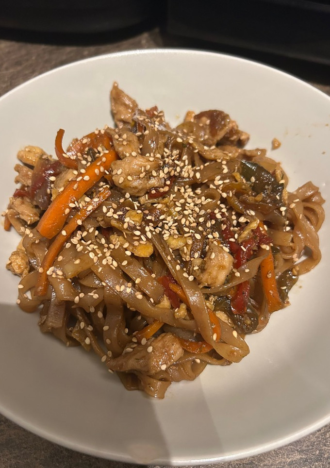Una foto de Noodles con pollo