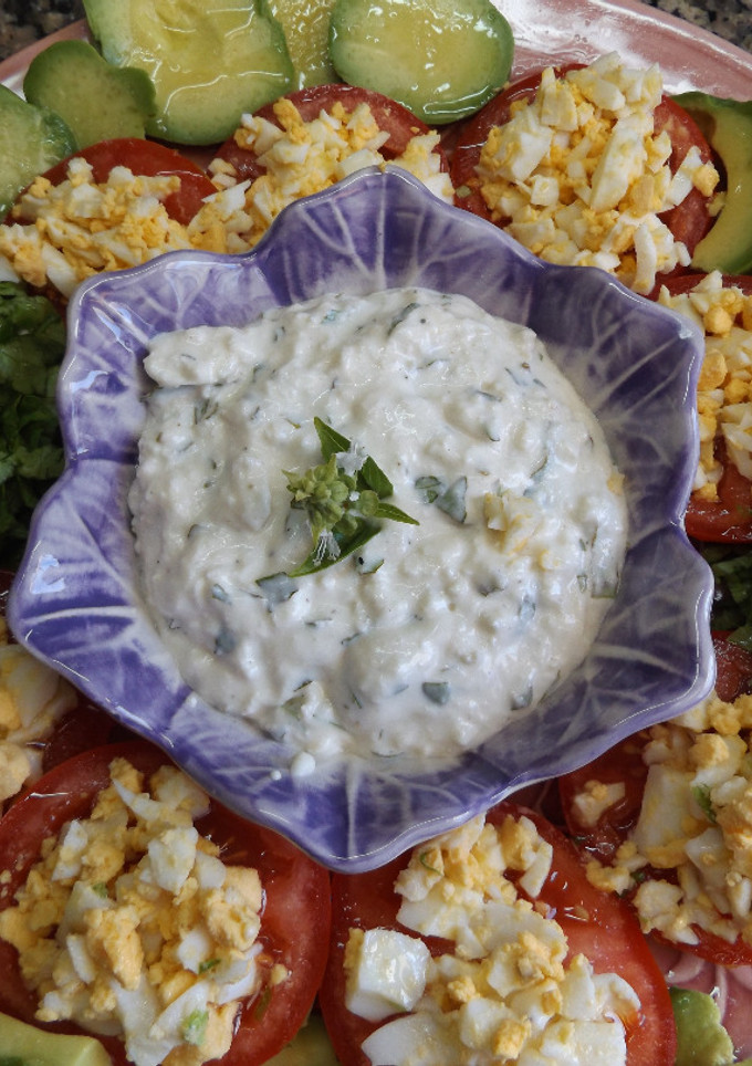Una foto de Ensalada de tomates con salsa de mozzarella de búfala