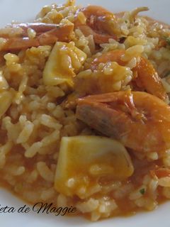 Una foto de Paella con mejillones, gambas y sepia