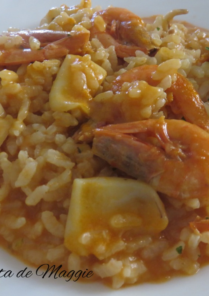 Una foto de Paella con mejillones, gambas y sepia