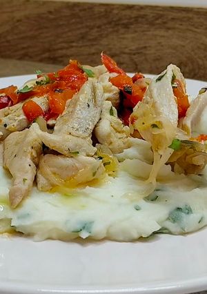 Una foto de Pechuga de pollo salteada con puré de patata
